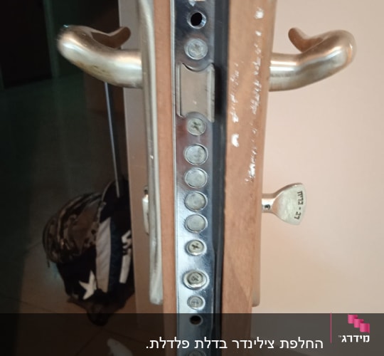 מנעול דלת עם בריחים ומפתח